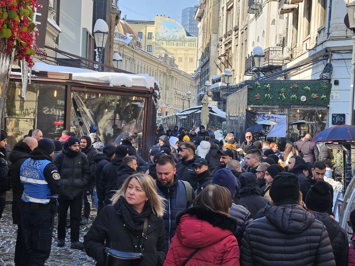 Away days » Suporterii lui PAOK fac spectacol în Centrul Vechi din București înaintea duelului cu FCSB