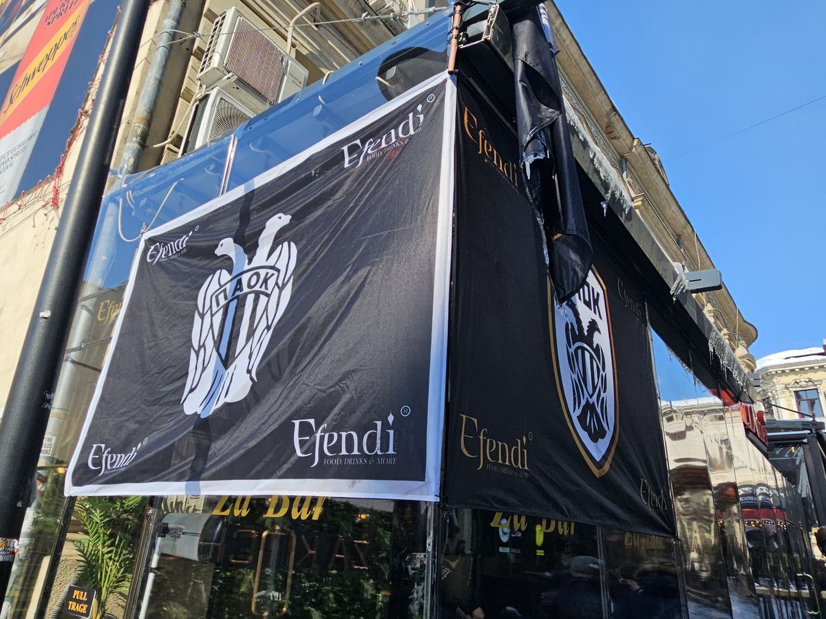 Away days » Suporterii lui PAOK fac spectacol în Centrul Vechi din București înaintea duelului cu FCSB