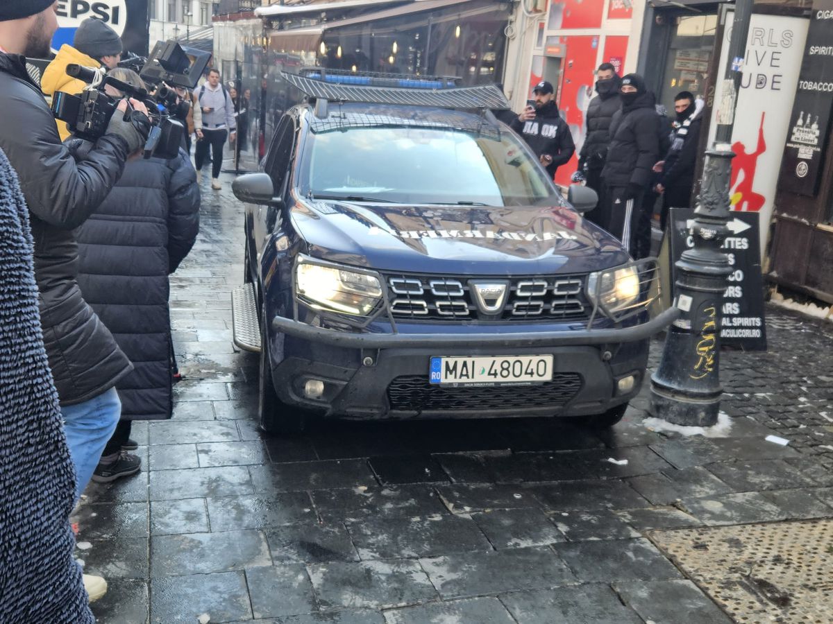 Away days » Suporterii lui PAOK fac spectacol în Centrul Vechi din București înaintea duelului cu FCSB