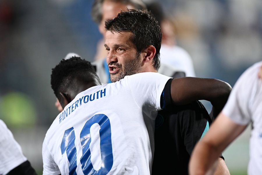 Cristi Chivu, îmbrățișat aici de un puști de la Inter U19 / Foto: Imago Laude de la foștii elevi: „Chivu e charismatic. Aplaudă ca un nebun la fiecare gol. Ne simțeam de parcă era în teren cu noi”