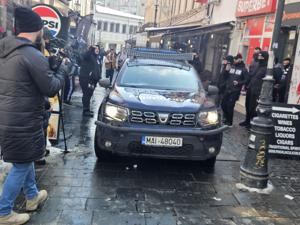Away days » Suporterii lui PAOK fac spectacol în Centrul Vechi din București înaintea duelului cu FCSB