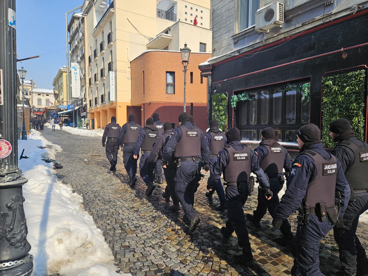 Away days » Suporterii lui PAOK fac spectacol în Centrul Vechi din București înaintea duelului cu FCSB