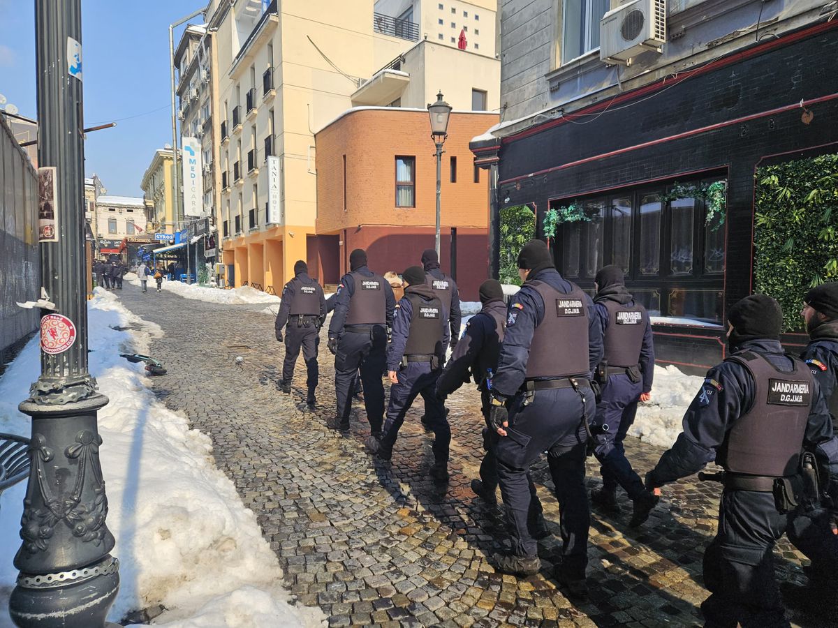 Away days » Suporterii lui PAOK fac spectacol în Centrul Vechi din București înaintea duelului cu FCSB