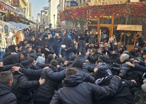 A început „invazia”! Reporterul GSP e în Centrul Vechi printre fanii lui PAOK! Informații LIVE: Numele lui Răzvan Lucescu răsună în inima Bucureștiului