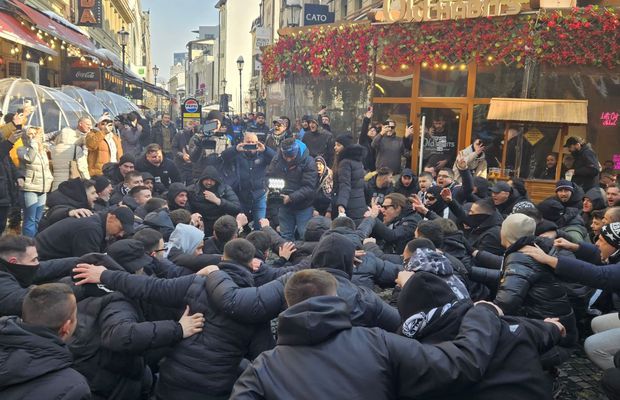 „Invazia” elenă! Reporterii GSP, în Centrul Vechi printre fanii lui PAOK! Numele lui Răzvan Lucescu a răsunat în inima Bucureștiului