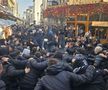 Fanii greci au ocupat Centrul Vechi din București, cu câteva ore înaintea duelului cu FCSB, foto: Remus Dinu