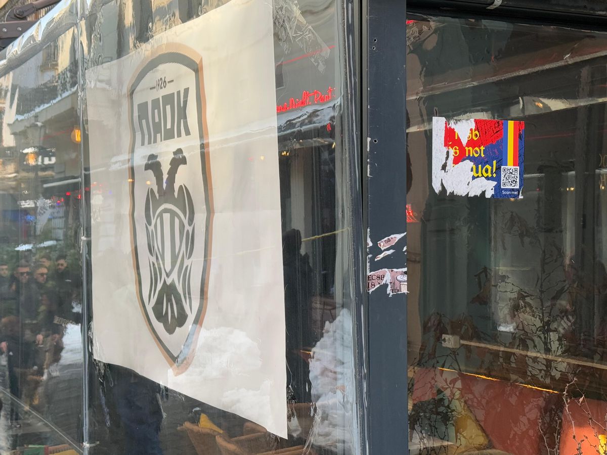 Away days » Suporterii lui PAOK fac spectacol în Centrul Vechi din București înaintea duelului cu FCSB