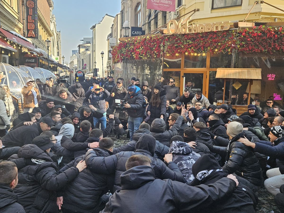 Away days » Suporterii lui PAOK fac spectacol în Centrul Vechi din București înaintea duelului cu FCSB