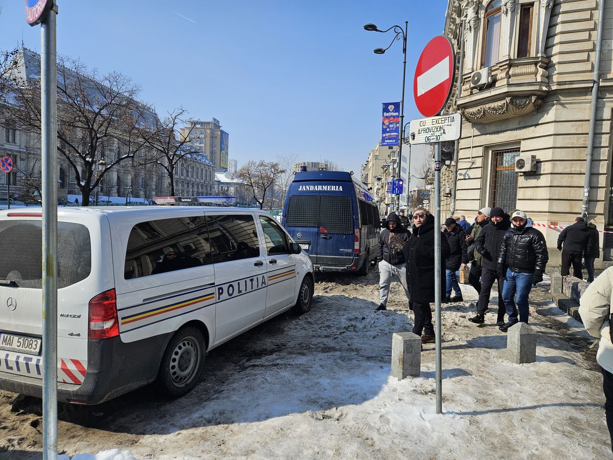 Away days » Suporterii lui PAOK fac spectacol în Centrul Vechi din București înaintea duelului cu FCSB