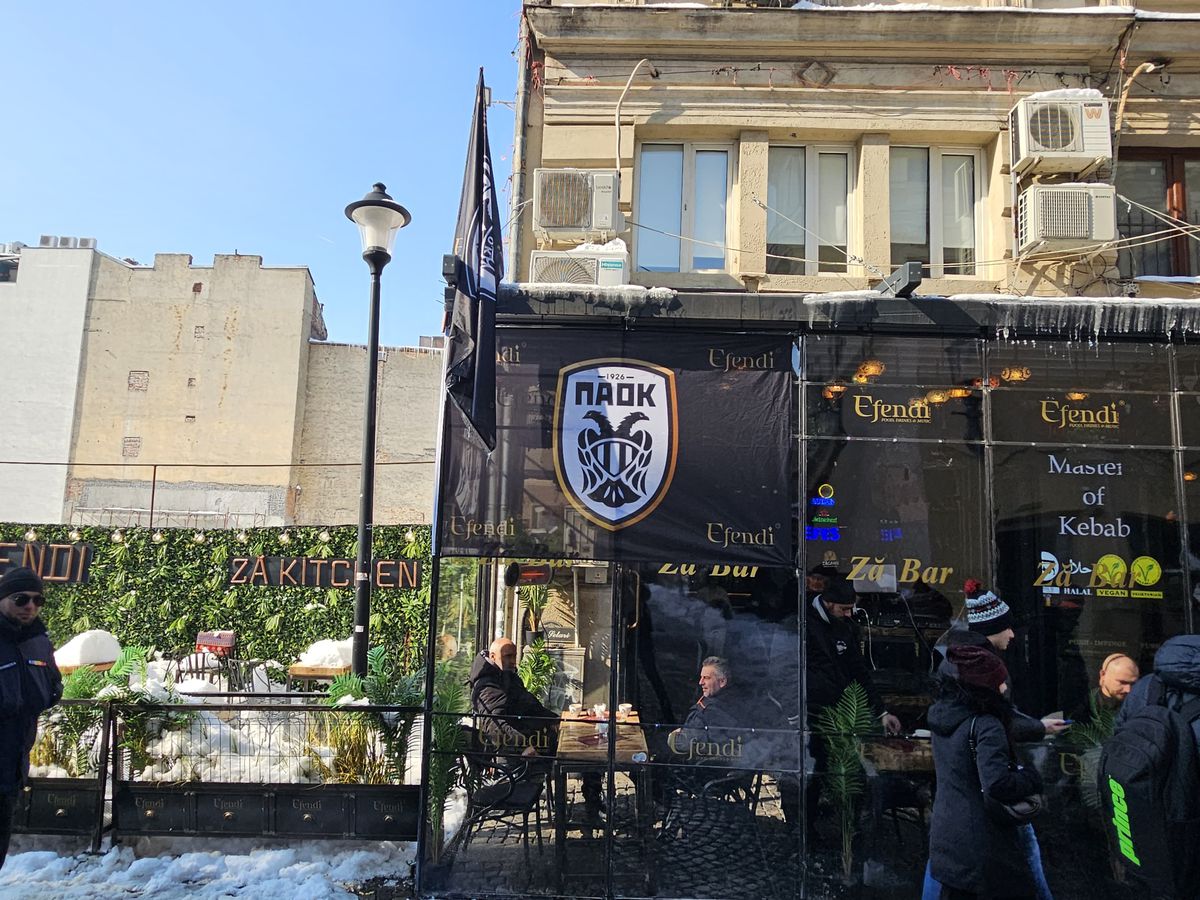 Away days » Suporterii lui PAOK fac spectacol în Centrul Vechi din București înaintea duelului cu FCSB