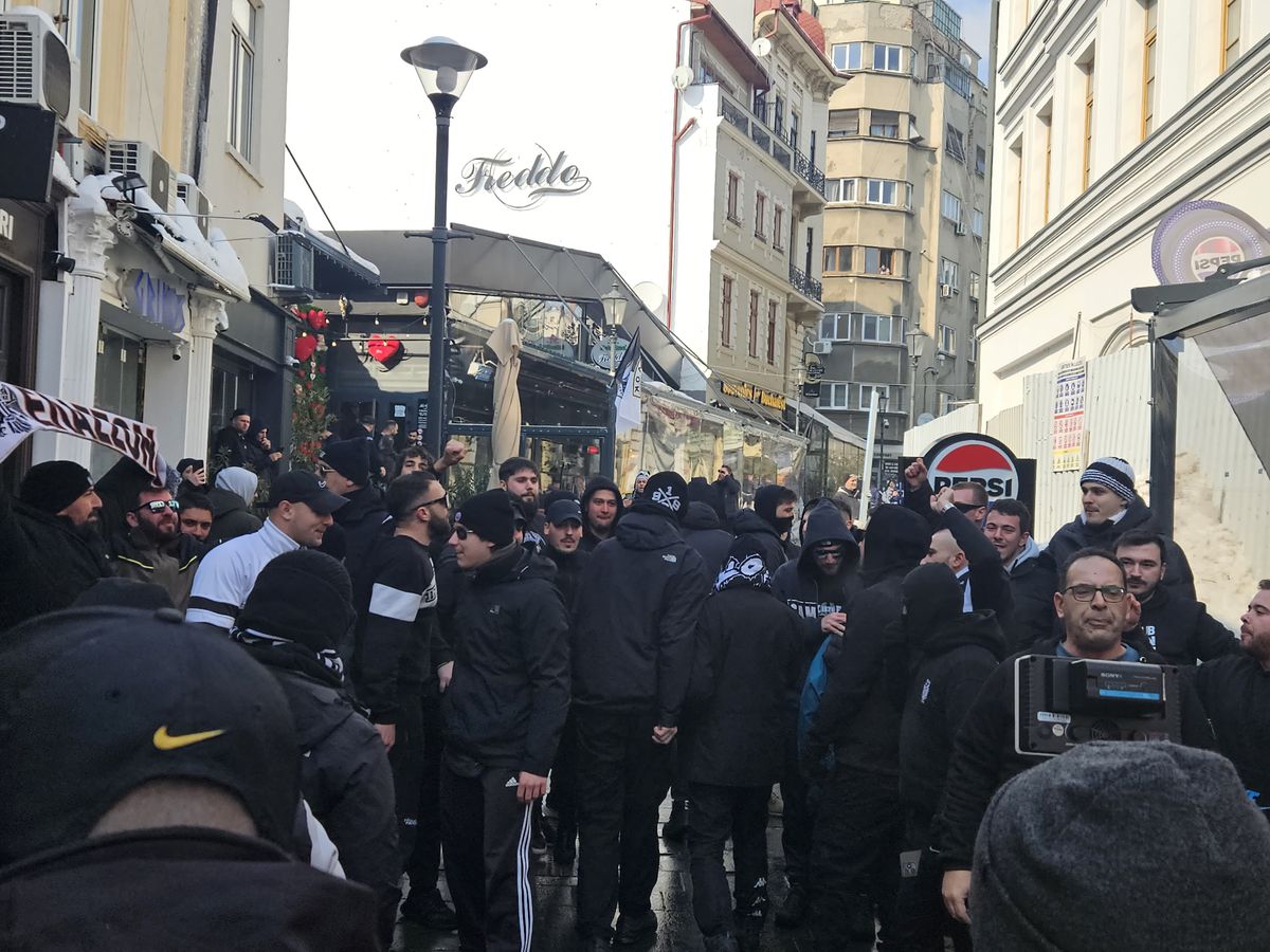 Away days » Suporterii lui PAOK fac spectacol în Centrul Vechi din București înaintea duelului cu FCSB