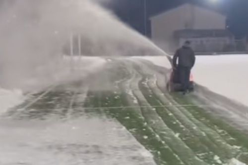 Voința Crevedia a deszăpezit terenul într-un mod profesionist. Foto: Captură TikTok