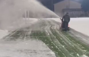 Lecție de la o echipă din Liga 4! Cum a deszăpezit terenul mai bine decât echipele din Superligă