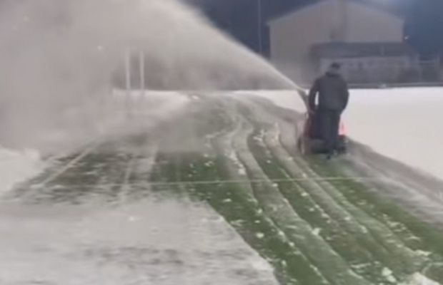 Lecție de la o echipă din Liga 4! Cum a deszăpezit terenul mai bine decât echipele din Superligă