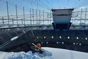 Imagini absolut incredibile pe Arena Națională, înainte de FCSB - PAOK: alpiniștii, chemați să curețe zăpada de pe acoperiș