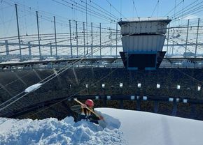 Imagini incredibile pe Arena Națională, înainte de FCSB - PAOK: alpiniștii utilitari, chemați să curețe zăpada de pe acoperiș