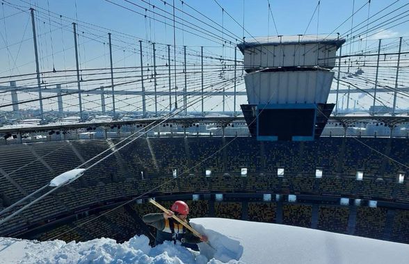 Imagini incredibile pe Arena Națională, înainte de FCSB - PAOK: alpiniștii utilitari, chemați să curețe zăpada de pe acoperiș