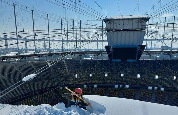 Imagini incredibile pe Arena Națională, înainte de FCSB - PAOK: alpiniștii utilitari, chemați să curețe zăpada de pe acoperiș