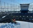 Imagine de anul trecut, când alpiniștii deszapăezeau acoperișul Arenei Naționale