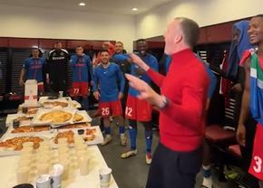 Moment savuros! Mihai Stoica a intrat în vestiar și a schimbat versurile scandării: „Stați puțin. Asta e varianta oficială!”