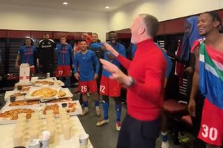 Moment savuros! Mihai Stoica a intrat în vestiar și a schimbat versurile scandării: „Stați puțin. Asta e varianta oficială!”