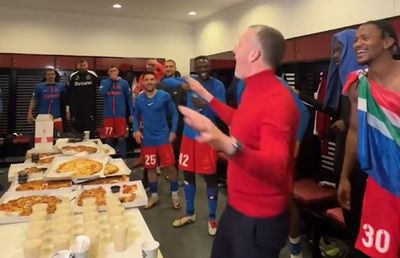 Moment savuros! Mihai Stoica a intrat în vestiar și a schimbat versurile scandării: „Stați puțin. Asta e varianta oficială!”