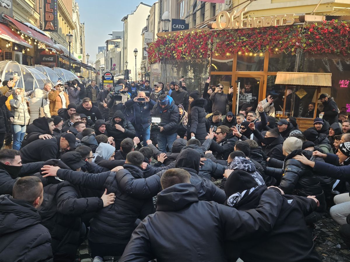 Away days » Suporterii lui PAOK fac spectacol în Centrul Vechi din București înaintea duelului cu FCSB