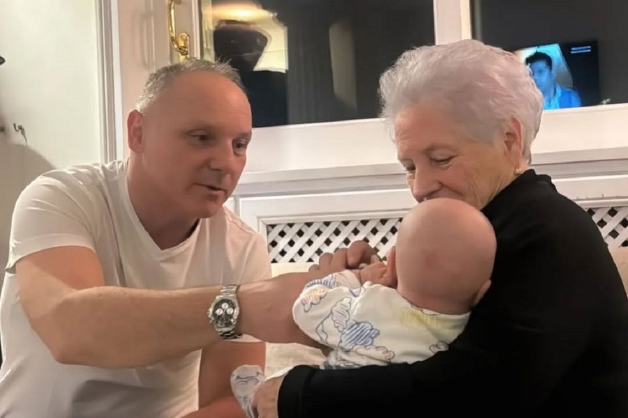 Drazen Mihajlovic, alături de mama sa și nepotul Sinisa, botezat după numele fratelui său. Foto: Instagram „Într-o dimineață, s-a trezit și nu mai putea merge” » Fratele lui Sinisa Mihajlovic, interviu eveniment în Gazzetta dello Sport: „Vărul meu a vrut să ne arunce în aer casa, în timp ce părinții mei erau înăuntru”