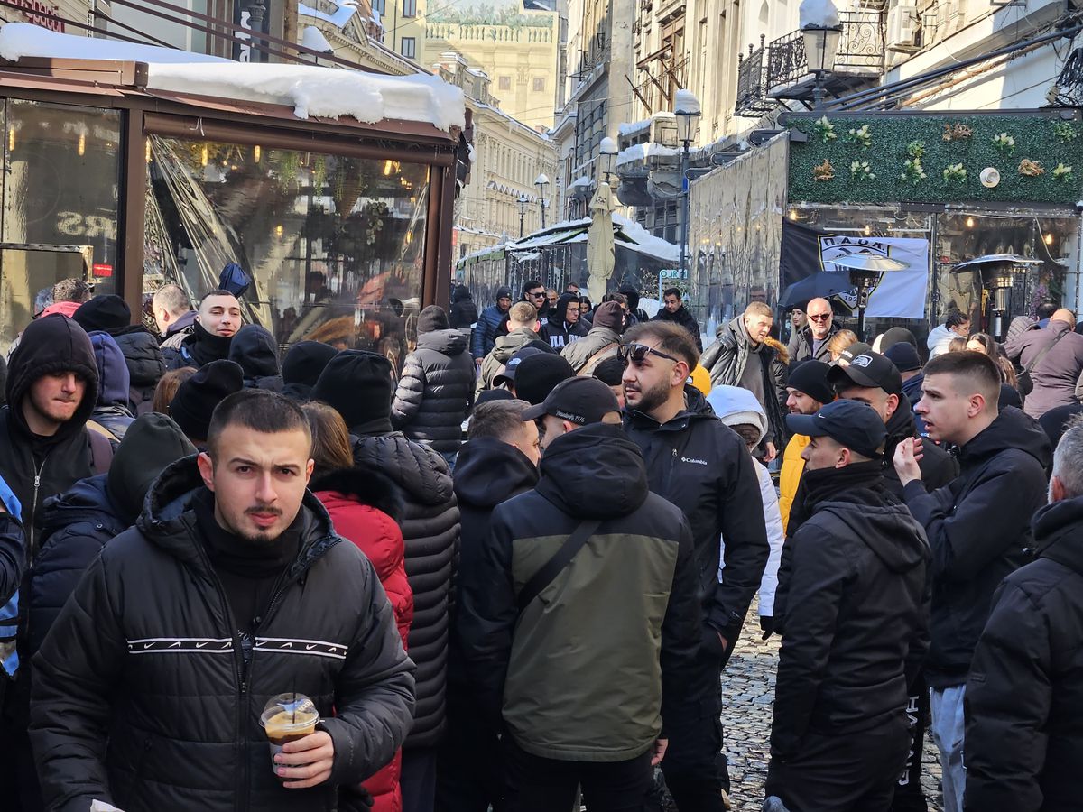 Away days » Suporterii lui PAOK fac spectacol în Centrul Vechi din București înaintea duelului cu FCSB