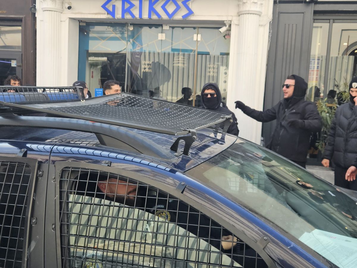 Away days » Suporterii lui PAOK fac spectacol în Centrul Vechi din București înaintea duelului cu FCSB