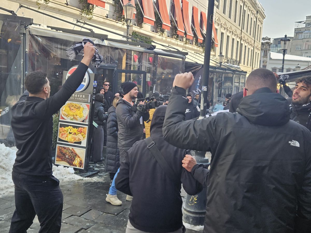 Away days » Suporterii lui PAOK fac spectacol în Centrul Vechi din București înaintea duelului cu FCSB