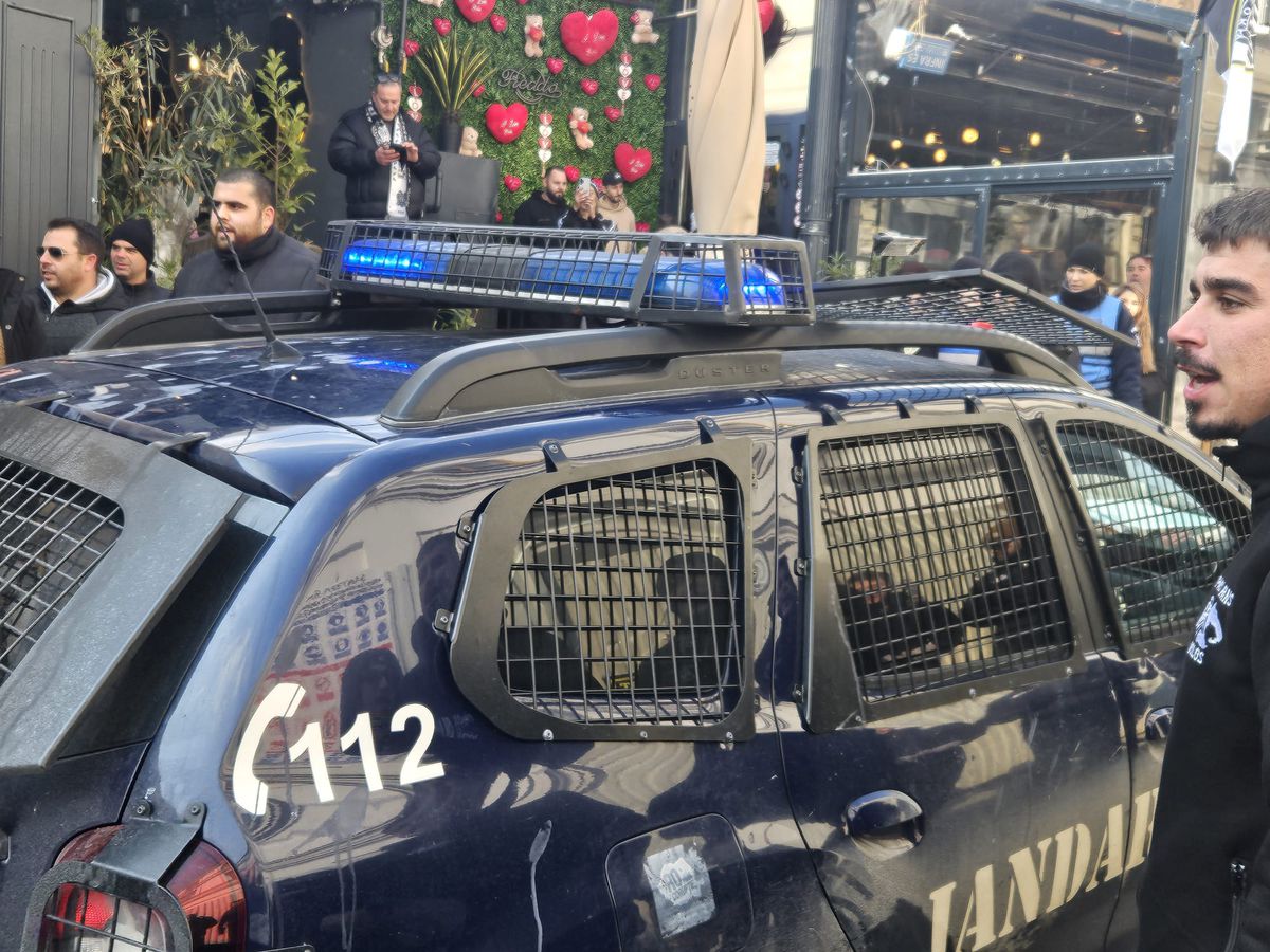 Away days » Suporterii lui PAOK fac spectacol în Centrul Vechi din București înaintea duelului cu FCSB