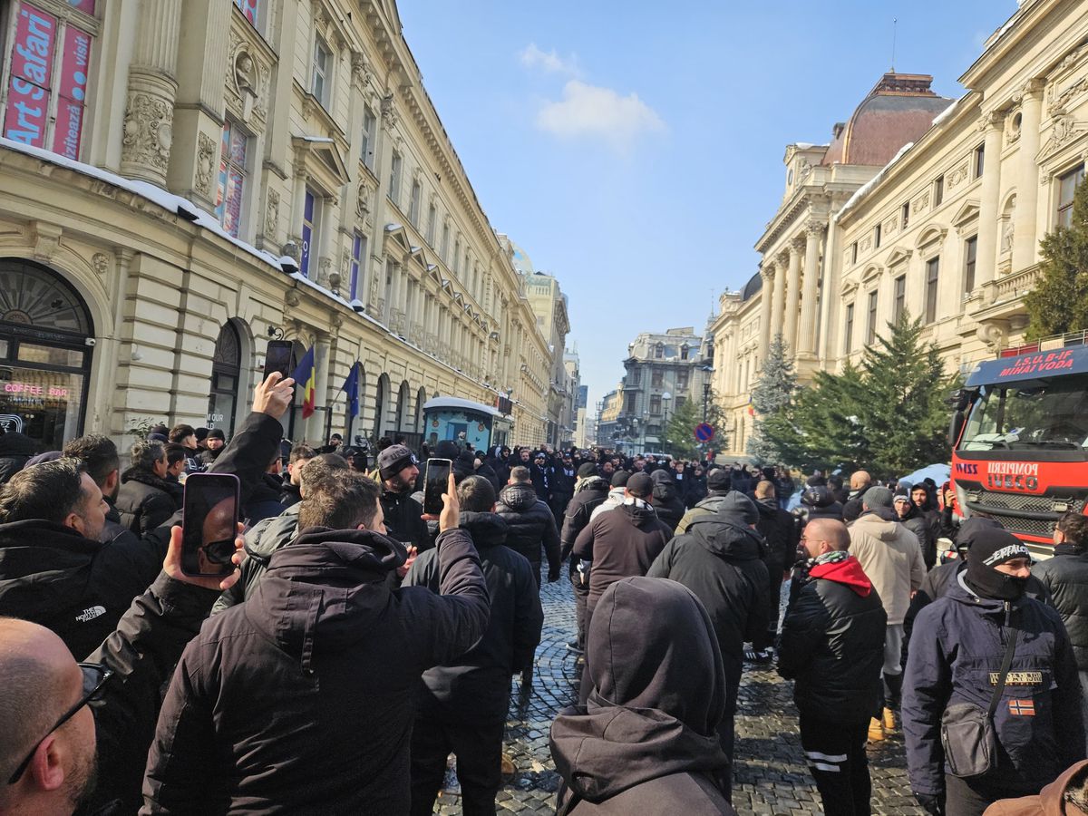 Away days » Suporterii lui PAOK fac spectacol în Centrul Vechi din București înaintea duelului cu FCSB