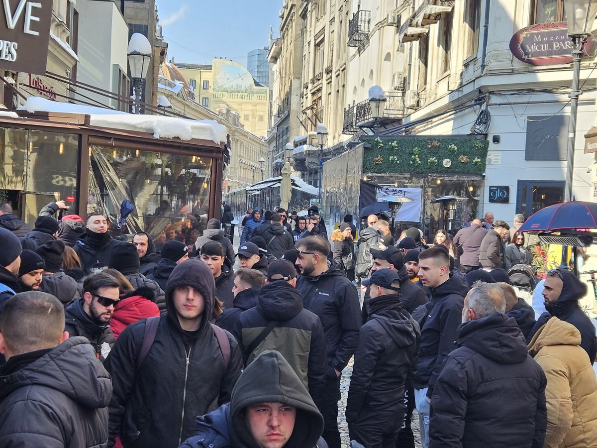 Away days » Suporterii lui PAOK fac spectacol în Centrul Vechi din București înaintea duelului cu FCSB