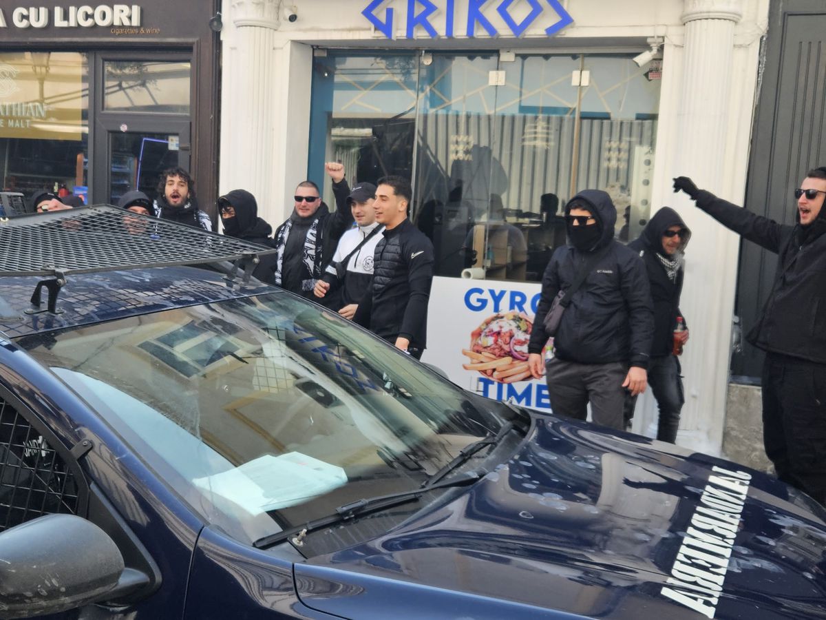 Away days » Suporterii lui PAOK fac spectacol în Centrul Vechi din București înaintea duelului cu FCSB