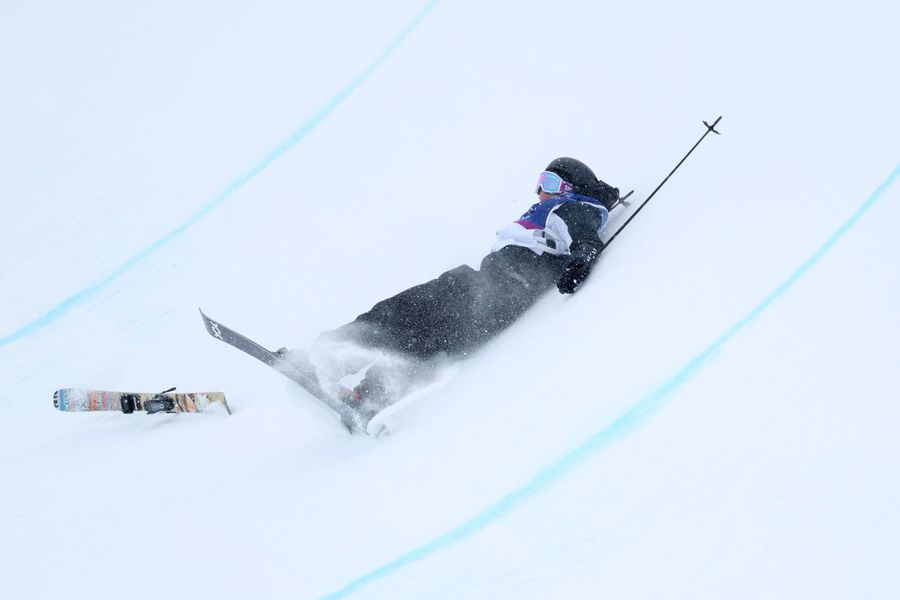Finley Melville Ives în timpul căzăturii din calificări la halfpipe la JO 2026 Foto: Guliver/GettyImages Campionul mondial la halfpipe, scos pe targă de pe pârtie după o căzătură serioasă în timpul calificărilor la Jocurile Olimpice: „E afectat, dar conștient”