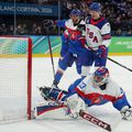 Golul marcat de Jack Hughes, sub privirile portarului Stanislav Skorvanek, pentru 5-0 în semifinala olimpică Foto: Guliver/GettyImages