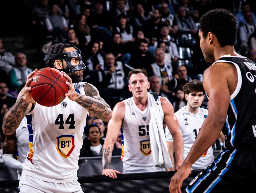 Selectat în NBA de Michael Jordan, jucătorul lui U-BT Cluj-Napoca și-a amintit de prima întâlnire cu legenda lui Chicago Bulls: „Toată sala a înghețat”