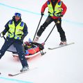 Finley Melville Ives scos pe targă de pe pârtie în calificările de la halfpipe la JO 2026 Foto: Imago Images