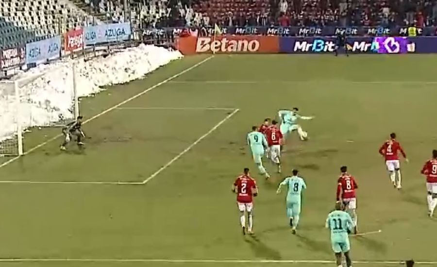 Posibil ofsaid la fotbalistul cu numărul 9 / FOTO: Captură TV @Digi Sport 1 Marius Avram confirmă GREȘEALA de arbitraj din Oțelul – UTA, meci crucial pentru play-off: „Dacă n-a fost ofsaid, atunci e PENALTY!”