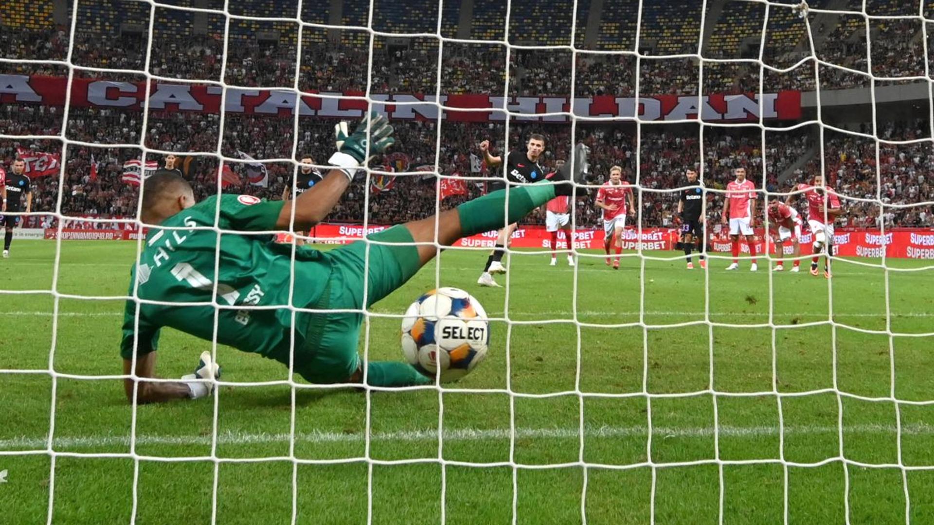 Devis Epassy și Alexandru Roșca în echipamentul lui Dinamo poartă, pregătindu-se pentru derby-ul cu Rapid în vestiarul echipei. | sursa foto: Gazeta Sporturilor