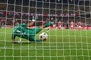 Ce se întâmplă cu Epassy și Roșca: cine va apăra poarta lui Dinamo în derby-ul cu Rapid