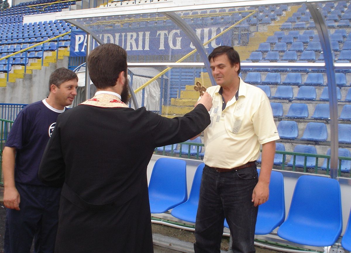 Marin Condescu de-a lungul anilor » Sindicalistul-șef de club, în diverse ipostaze: din mină în lojă, de la mărire la decădere