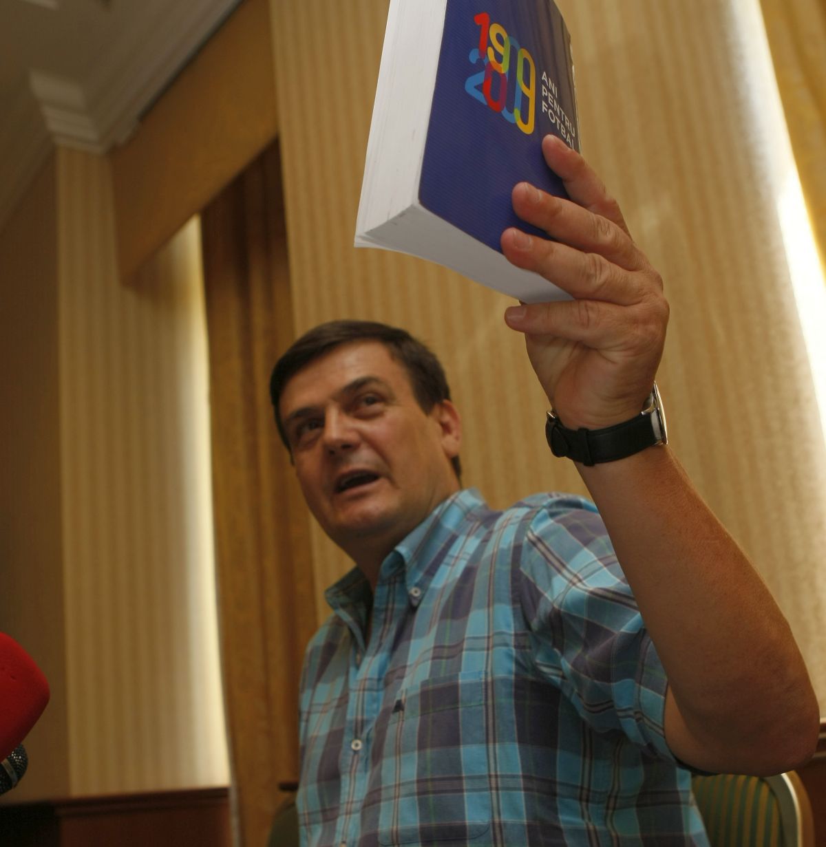 Marin Condescu de-a lungul anilor » Sindicalistul-șef de club, în diverse ipostaze: din mină în lojă, de la mărire la decădere