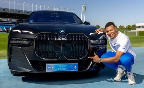 Kylian Mbappe e mândru că-și poate conduce BMW-ul pus la dispoziție de Real Madrid / Foto: X