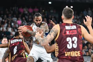 Selectat în NBA de Michael Jordan, jucătorul lui U-BT Cluj-Napoca și-a amintit de prima întâlnire cu legenda lui Chicago Bulls: „Toată sala a înghețat”