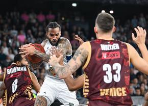 Selectat în NBA de Michael Jordan, jucătorul lui U-BT Cluj-Napoca și-a amintit de prima întâlnire cu legenda lui Chicago Bulls: „Toată sala a înghețat”