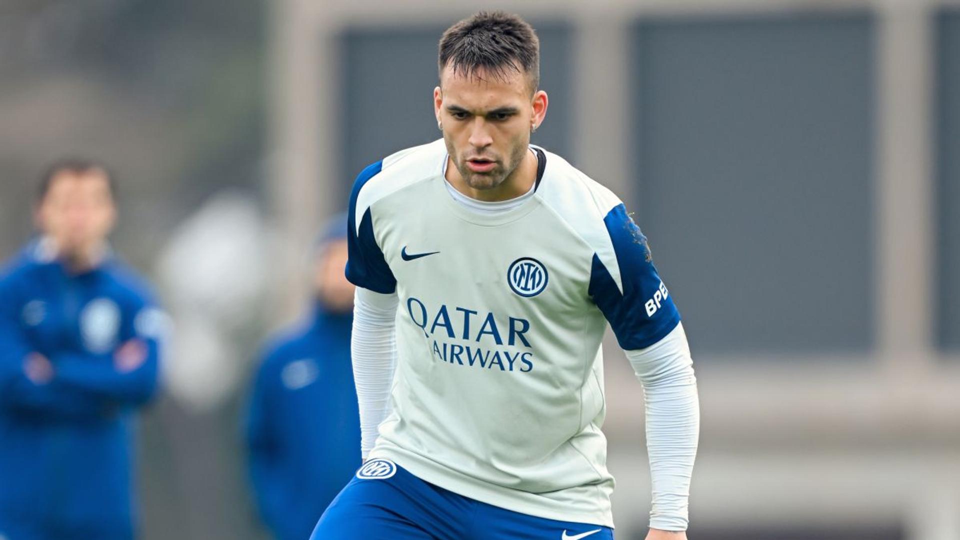 Lautaro Martinez șchiopătând pe teren în timpul antrenamentului Inter Milano, evidențiind accidentarea și indisponibilitatea jucătorului. | sursa foto: Gazeta Sporturilor
