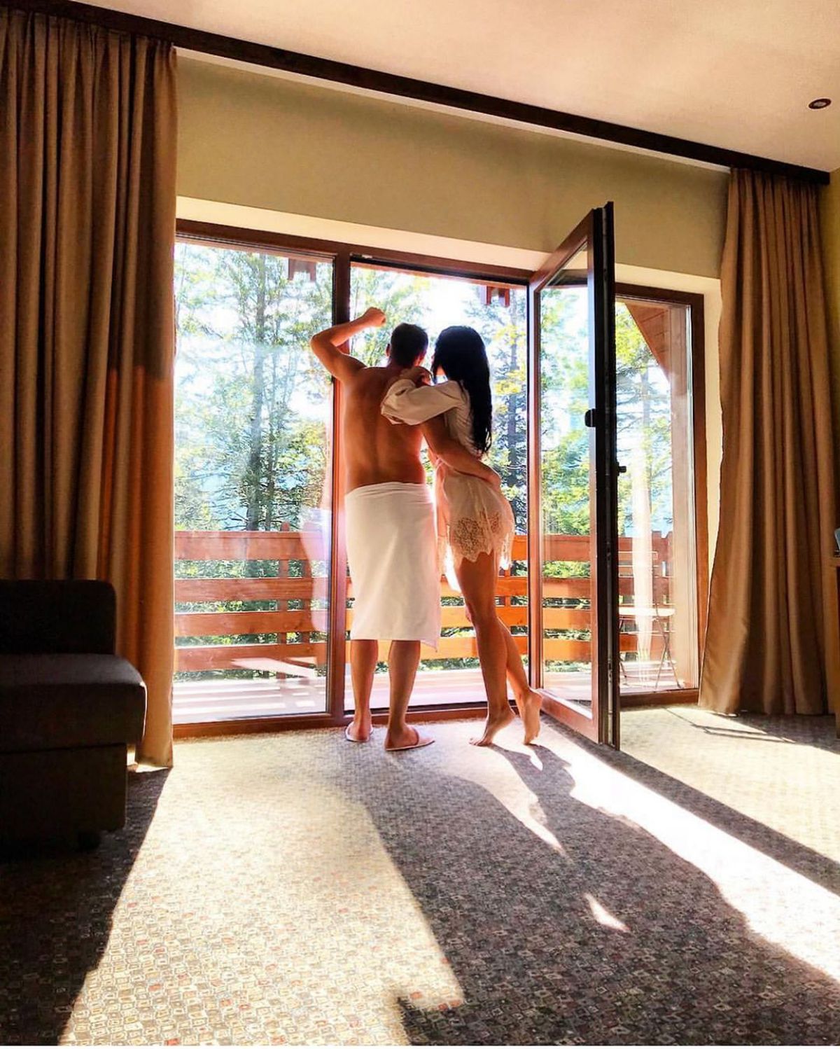 VIDEO+FOTO Cristi Pulhac, așa cum nu l-ați mai văzut » S-a dat cu ruj și s-a îmbrăcat cu hainele soției