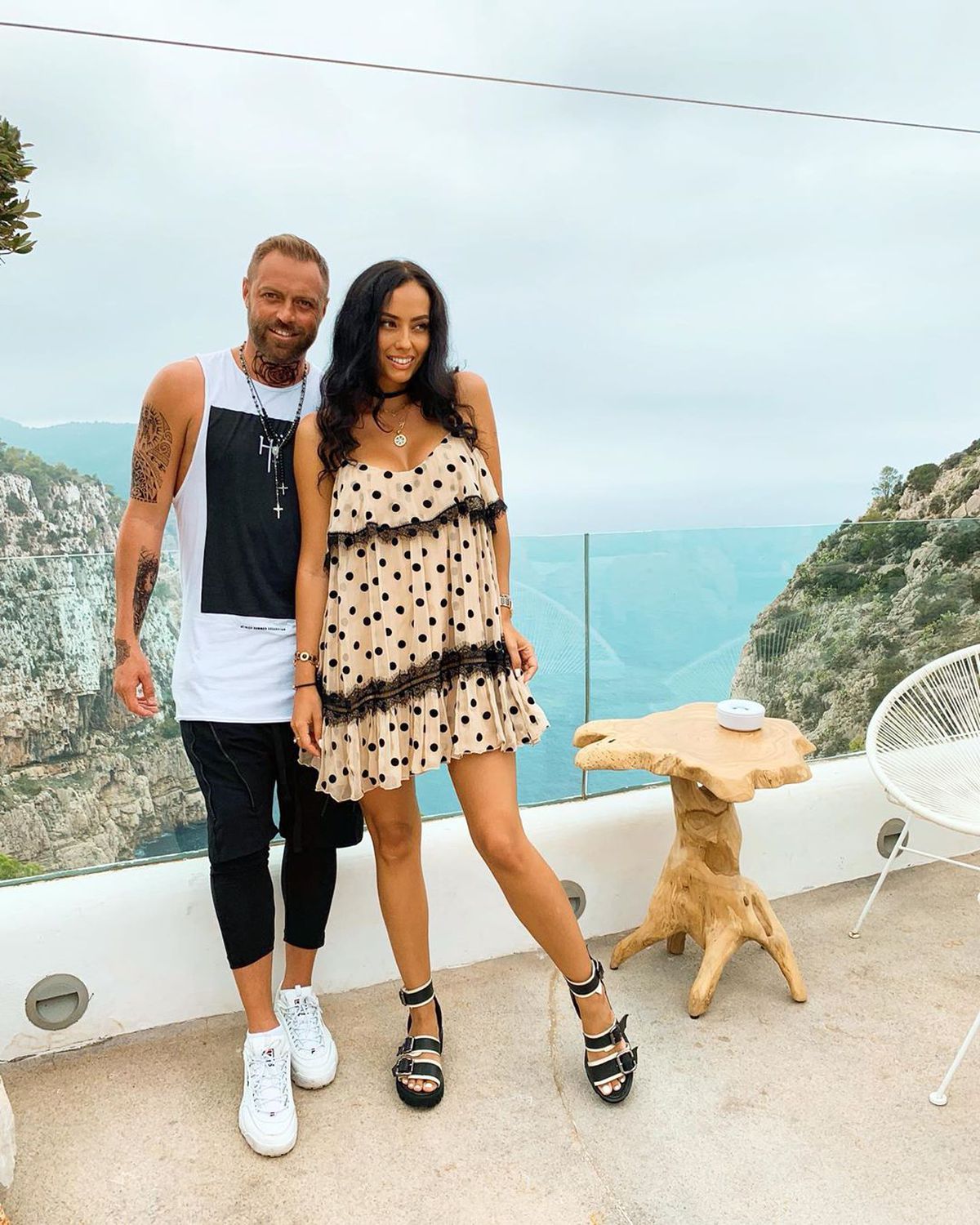 VIDEO+FOTO Cristi Pulhac, așa cum nu l-ați mai văzut » S-a dat cu ruj și s-a îmbrăcat cu hainele soției